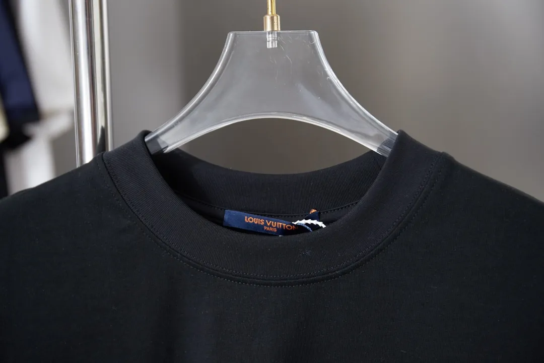 🅿️190 1V 25SS early spring new style patch embroidered letters graffiti short sleeves light luxury essential item for daily commuting for men and women correct version welcome to compare detailed features · 320g 100% pure cotton double yarn jersey fabric · Custom dyed in the same vat, special thickened 32 pieces double-strand 1X1 thread · Imported Tajima machine patch embroidery classic LV petal icon pattern. Graffiti hand-painted LV letter printing · Double-needle sewing and cross-seam technology · Original main mark, washed tag, brand moisture-proof paper packaging Color: black/white Size: S/M/L/XL